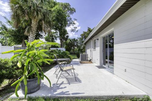 Coquina Cabana with fenced yard and adorable decor in South Daytona (FL)