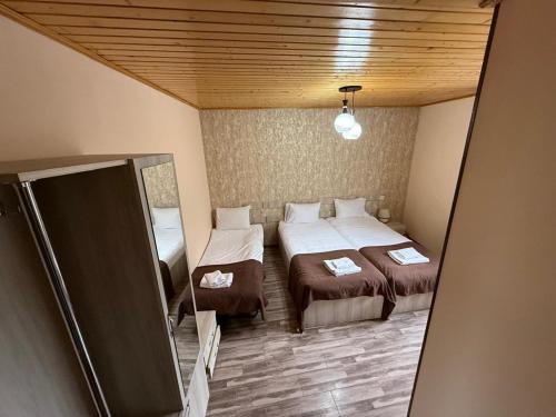 3 twin beds