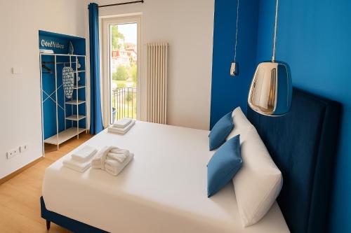 1 queen bed, 2 sofa beds