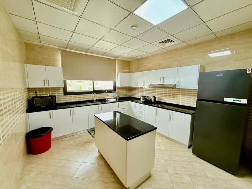 Lux 4 with Assistance room with Pool and Sea View in Al Aqah