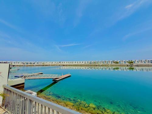 Lux 4 with Assistance room with Pool and Sea View in Al Aqah