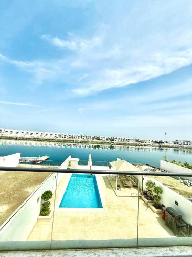Lux 4 with Assistance room with Pool and Sea View in Al Aqah