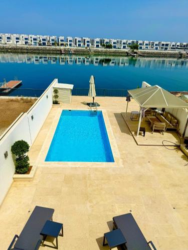 Lux 4 with Assistance room with Pool and Sea View in Al Aqah