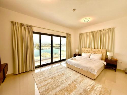 Lux 4 with Assistance room with Pool and Sea View in Al Aqah