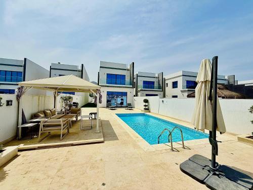 Lux 4 with Assistance room with Pool and Sea View in Al Aqah