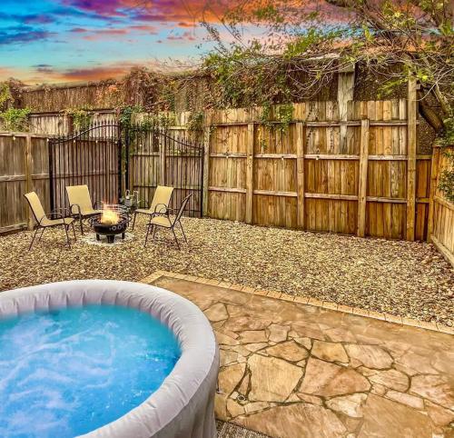 Luxury 3BR Heights House l Yard l Fast Wifi l Hot Tub near Beer Can House
