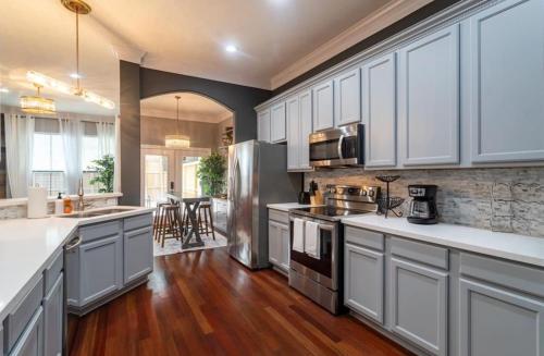Luxury 3BR Heights House l Yard l Fast Wifi l Hot Tub near Bayou Bend Collection and Gardens