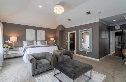 Luxury 3BR Heights House l Yard l Fast Wifi l Hot Tub near Bayou Bend Collection and Gardens