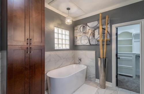 Luxury 3BR Heights House l Yard l Fast Wifi l Hot Tub near Bayou Bend Collection and Gardens