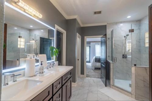 Luxury 3BR Heights House l Yard l Fast Wifi l Hot Tub near Bayou Bend Collection and Gardens