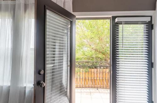 Luxury 3BR Heights House l Yard l Fast Wifi l Hot Tub near Bayou Bend Collection and Gardens