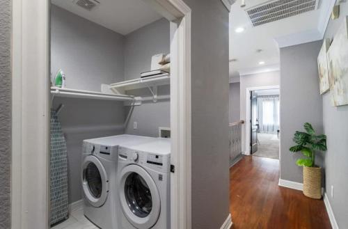 Luxury 3BR Heights House l Yard l Fast Wifi l Hot Tub near Bayou Bend Collection and Gardens