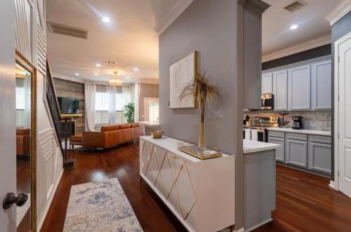Luxury 3BR Heights House l Yard l Fast Wifi l Hot Tub near Bayou Bend Collection and Gardens