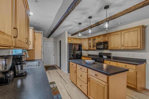Køkken, Otter Manor - WIFI|Fire Pit|Gameroom|Private Trail in Hancock (MD)
