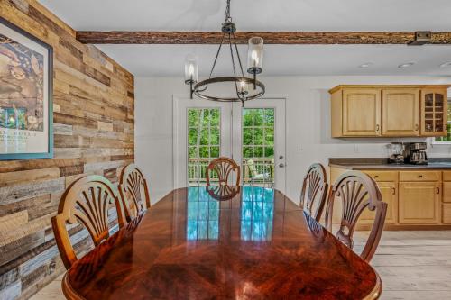 Køkken, Otter Manor - WIFI|Fire Pit|Gameroom|Private Trail in Hancock (MD)