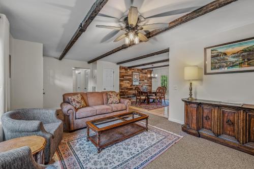 Otter Manor - WIFI|Fire Pit|Gameroom|Private Trail in Hancock (MD)