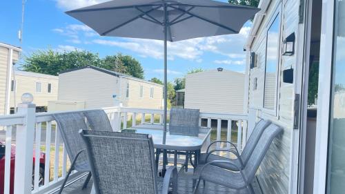 Excellent caravan 2 bedrooms sleeps 6 in East Mersea