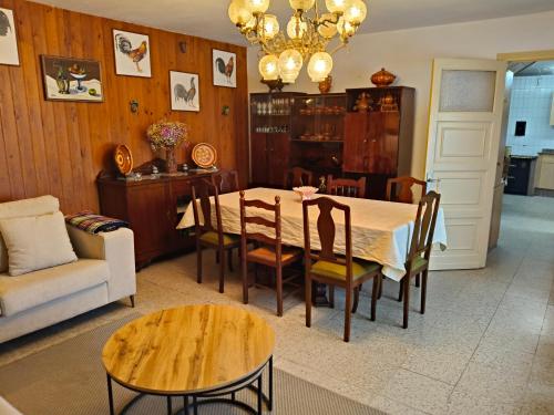 Casa rural con amplio terreno privado in Ambroa