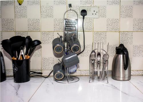 Elegant 2 Bedroom Apartment close to Rupa Mall, Noble Hotel,Poa PLace, Mediheal hospital, TopHill Ho in เอลดอเรต