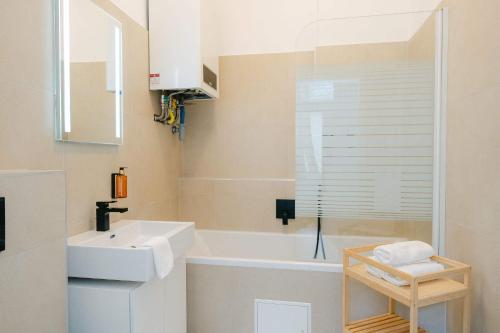Homey 2BR perfect for 4-6 metro close to Naschmarkt, Viena (foto 7)