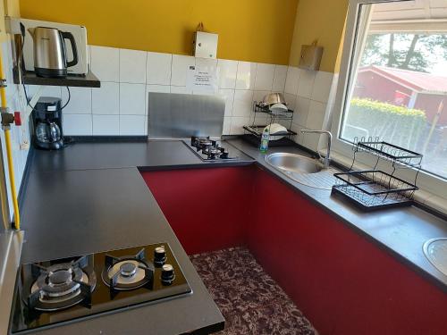 Kitchen, Minihotel "Hobbit Town" am See an der Mecklenburger Seenplatte, Schlaffass in Furstenberg-Havel