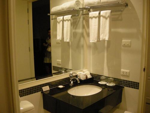 room detail thumbnail 2