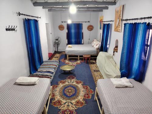 1 queen bed, 2 twin beds, 2 futon beds