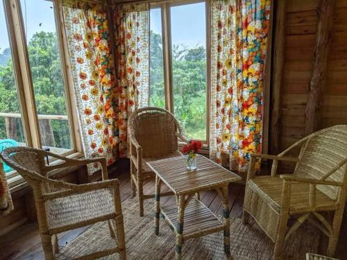 Iekārtas, Flower Hill Garden Retreat in Kasunganyanja