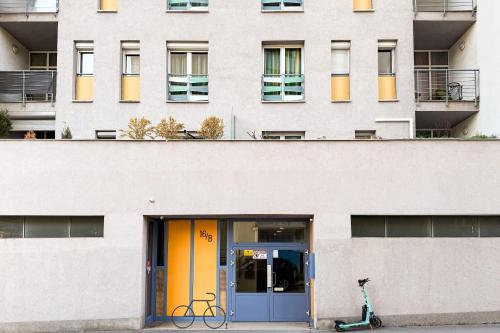 Central - Balcony - Comfy - image 9