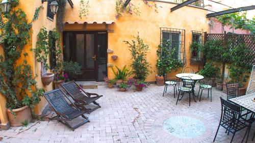 La Piazzetta Di Roma – Rome