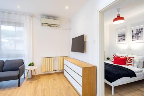 Balcony - Central - Spacious - Sunny - image 6