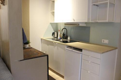 Studio with private entrance and free parking in Kitsekula