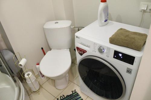 Bathroom, Studio with private entrance and free parking in Kitsekula