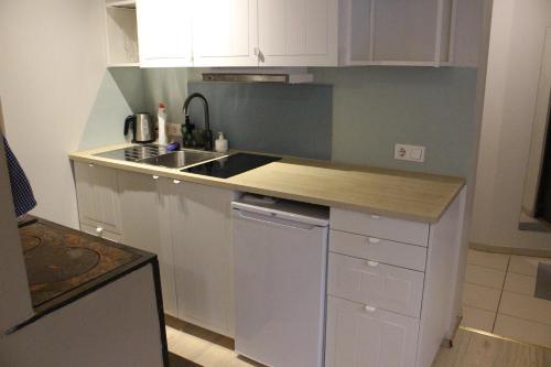 Studio with private entrance and free parking in Kitsekula