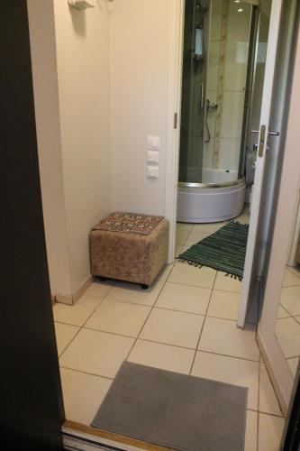 Studio with private entrance and free parking in Kitsekula