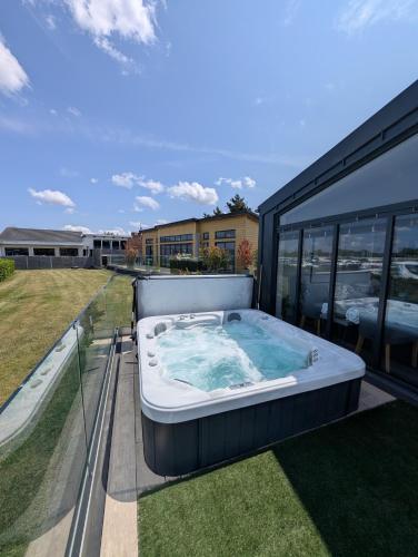 Racecourse Marina Lodge, Hot tub, Gated Parking, Windsor (photo 6)