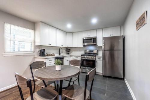 1 BR Apt Walks to Menil Collection Free Parking near มีนิล คอลเลคชั่น