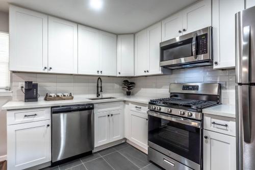 1 BR Apt Walks to Menil Collection Free Parking near มีนิล คอลเลคชั่น