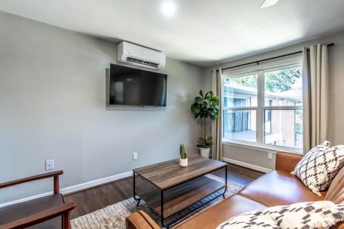 1 BR Apt Walks to Menil Collection Free Parking near มีนิล คอลเลคชั่น