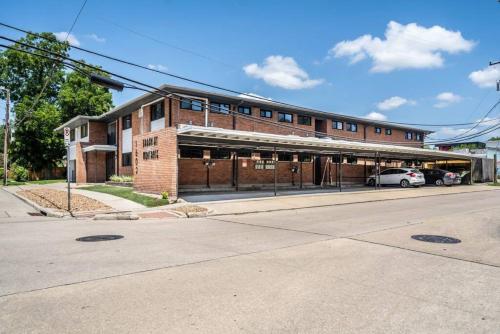 1 BR Apt Walks to Menil Collection Free Parking near มีนิล คอลเลคชั่น