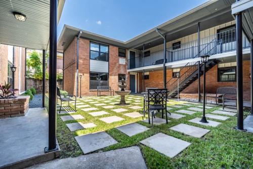1 BR Apt Walks to Menil Collection Free Parking near มีนิล คอลเลคชั่น