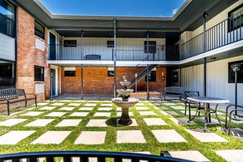 1 BR Apt Walks to Menil Collection Free Parking near มีนิล คอลเลคชั่น