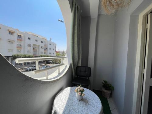 발코니/테라스, Beautiful apartment with parking for famelies in 리아드 에살람