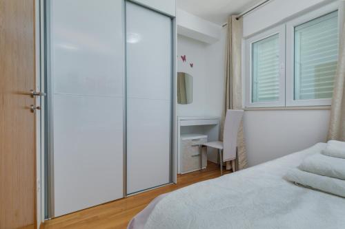 Two-Bedroom Apartment with Balcony and Sea View image 10