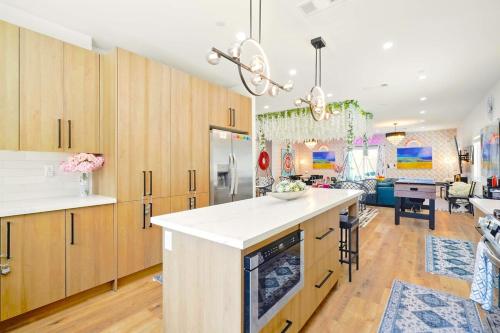 G - Luxe NoHo Oasis 15m to Universal - FIFA World Cup SoFi - Large Backyard - Games - Parking
