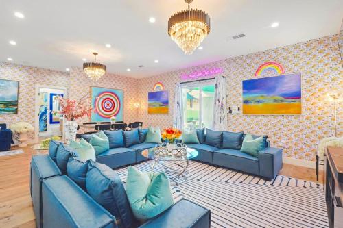G - Luxe NoHo Oasis 15m to Universal - FIFA World Cup SoFi - Large Backyard - Games - Parking
