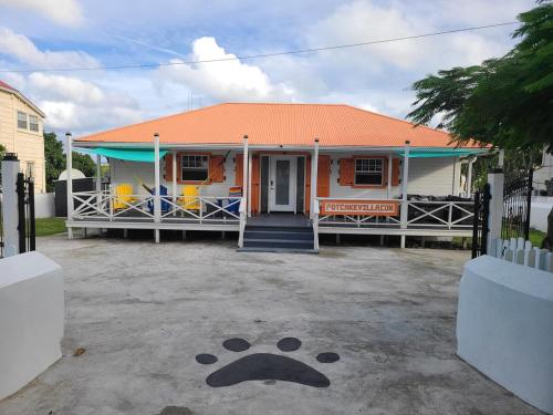 Potcake Villa "Vacation with Heart Villa Donates to Rescue Dogs" in Коберн-Таун