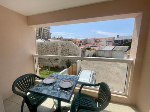 Apartment (4 Adults) room in Charmant T2 avec Garage Balcon Sud à 250m Plage et 350m Marché Arago - FR-1-92-575