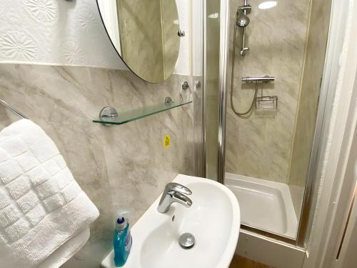 Double Room image 10