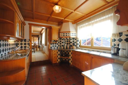 Kitchen, PEOPLE'S Hotel in Kaprun